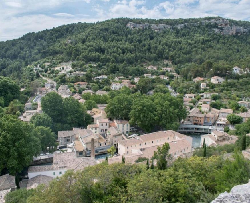Vue Panoramique Sur Le Chateau,Montagne Et Grottes Фонтен-де-Воклюз Экстерьер фото